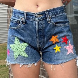 ⭐️🌟💫Levi’s hand embroidered cutoff shorts size 32